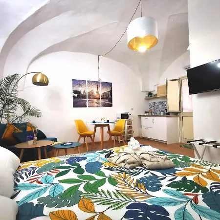 Ma. Ma. Crociferi Apartamento *